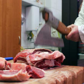 Una carnicería en un mercado de la ciudad polaca de Gdynia. (REUTERS)