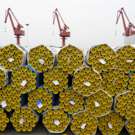 Tubos de acero almacenados en el puerto de Lianyungang, en la provincia china de Jiangsu. REUTERS