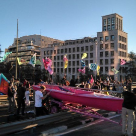 Imágenes del paseo de la Castellana cortado en plena hora punta. / Extinction Rebellion Spain