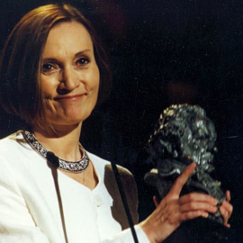 Pilar Miró recogiendo el Goya por El perro del Hortelano.