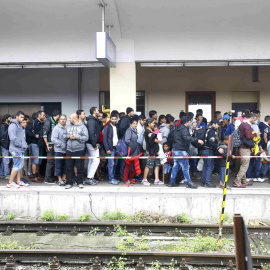 Cientos de refugiados desembarcan en la estación de tren de Viena. /REUTERS