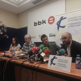 Representantes de las distintas organizaciones durante la lectura de la declaración realizada en Bilbao. D.A.