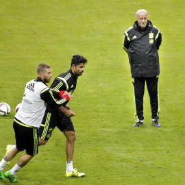 Los jugadores de la selección española Sergio Ramos (i) y Diego Costa (c), ante el seleccionador Vicente del Bosque (d) ayer en Oviedo. /EFE