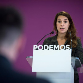 La portavoz de la ejecutiva de Podemos, Noelia Vera, en rueda de prensa desde la sede del partido / EFE. Luca Piergiovanni