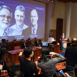 Thomas Perlmann, secretario general del Comité del Premio Nobel, anuncia el nombre de los ganadores del Nobel de Medicina. (REUTERS)