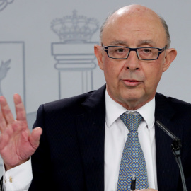 El ministro de Hacienda Cristóbal Montoro, durante la rueda de prensa posterior al Consejo de Ministros, celebrado en el Palacio de La Moncloa. EFE/Zipi