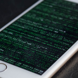 El espía denominado Pegasus que es capaz de activar a distancia el micrófono y la cámara del iPhone 6 y transmitir lo que ocurre cerca del punto donde se encuentra el aparato.