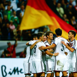Los jugadores alemanes celebran uno de sus goles contra Polonia. /REUTERS