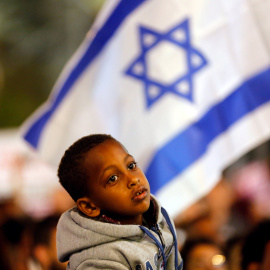 Un niño de origen africano participa en una manifestación en Tel Aviv contra el plan del gobierno para deportar a miles de migrantes y solicitantes de asilo africanos.- REUTERS