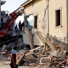Los bomberos trabajan en Amatrice, Italia, tras el devastador terremoto. REUTERS/Ciro De Luca