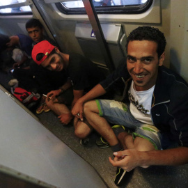 Los inmigrantes se sientan dentro de un tren a Alemania en una estación de tren en Viena, Austria 5 de septiembre de 2015. REUTERS / Dominic Ebenbichler