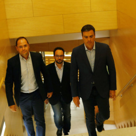 El líder del PSOE, Pedro Sánchez, junto a Ce´sar Luena y Antonio Hernando en una imagen de archivo. REUTERS