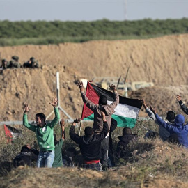 Manifestantes palestinos saludan a los soldados israelíes durante los enfrentamientos con las tropas israelíes a lo largo de la frontera entre Israel y la Franja de Gaza.  EFE / EPA / MOHAMMED SABER