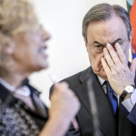 La alcaldesa de Madrid, Manuela Carmena, junto al presidente del Real Madrid, Florentino Pérez, en una imagen de archivo. EFE