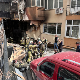 Fachada del edificio quemado en el centro de Estambul, Turquía, a 2 de abril de 2024.
