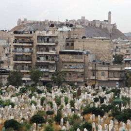 Vista del cementerio de la ciudad antigua de Alepo, en Siria, desde una zona controlada por los rebeldes. REUTERS / Abdalrhman Ismail