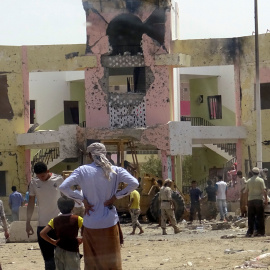 Lugar en el que un hombre ha estrellado su coche cargado de bombas y ha matado a más de medio centenar de personas/REUTERS