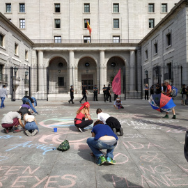 Algunos activistas han pintado con tiza mensajes reivindicativos frente a la entrada del Ministerio para la Transición Ecológica. | Foto: G. M. M.