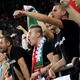 Ultras húngaros durante el partido entre Hungría y Rumanía en el Groupama Arena en Budapest. /REUTERS