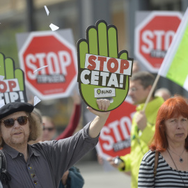 Manifestantes que han participado en la marcha en Berlín contra los tratados CETA y TTIP que negocia la UE con los EEUU. EFE/EPA/MAURIZIO GAMBARINI