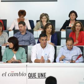 El secretario general del PSOE, Pedro Sánchez, en el centro, durante la reunión del Comité Federal. EFE/Ángel Díaz