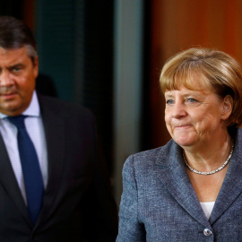 El ministro de Economía de Alemania, Sigmar Gabriel, junto a la canciller alemana, Angela Merkel, en una imagen de archivo. REUTERS