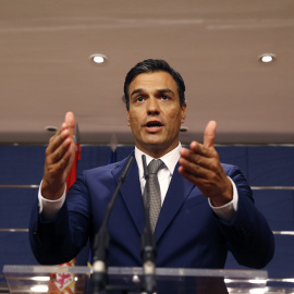 El secretario general del PSOE, Pedro Sánchez, durante la rueda de prensa que ha ofrecido en el Congreso, tras la reunión que ha mantenido con el presidente del PP y del Gobierno en funciones, Mariano Rajoy. EFE/Mariscal