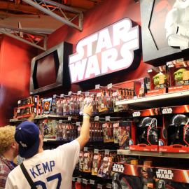 Un hombre observando los juguetes de la nueva entrega de Star Wars en la tienda principal de Toys "R" Us en Times Square, Nueva York (EEUU). EFE/Mario Villar