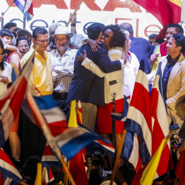 El presidente electo de Costa Rica, Carlos Alvardo, del Partido Acción Ciudadana, se abraza con la vicepresidenta electa, Epsy Campbell. EFE