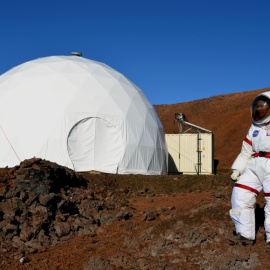 Fotografía facilitada por HI-SEAS que muestra a Sian Proctor, profesor de geología de Arizona, junto al módulo en el que un equipo de seis personas ha vivido aislado durante un año como simulación de vida en Marte en Hawai (Estados Unidos).