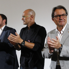 El president de la Generalitat y candidato numero 4 de Junts pel Sí, Artur Mas, el candidato numero 1 Raul Romeva, y el candidato numero 5 Oriol Junqueras, durante el acto de presentación del programa electoral de la coalición. EFE/ Quique 