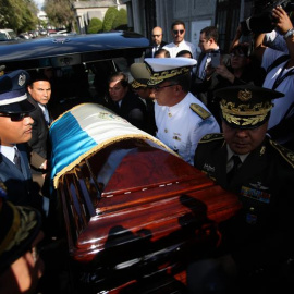 Miembros del Estado Mayor de las Fuerzas Armadas de Guatemala cargan el féretro del exdictador guatemalteco José Efraín Ríos Montt hoy, domingo 1 de abril de 2018, durante su funeral en un cementerio privado en Ciudad de Guatemala (Guatemal