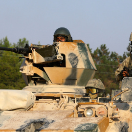Dos soldados turcos en un carro de combate junto a la frontera con Siria. - REUTERS