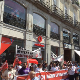 Imagen de la protesta contra el ERE en Vodafone, junto a una tienda de la operadora en la madrileña Puerta del Sol. TWITTER