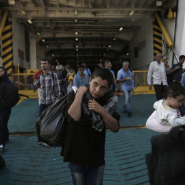 Refugiados, en su mayoría sirios, desembarcan en el puerto del Pireo, en Atenas, del ferry 'Eleftherios Venizelos', que los traslada desde las islas griegas de Lesbos y Kos, donde llegaron desde Turquía. EFE/EPA/YANNIS KOLESIDIS
