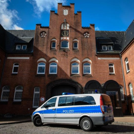 Un coche de policía pasa delante del acceso de la prisión de Neumünster (Alemania) hoy, 2 de abril de 2018. La Fiscalía alemana espera comunicar su decisión sobre la petición de extradición a España del expresidente de la Generalitat Carles