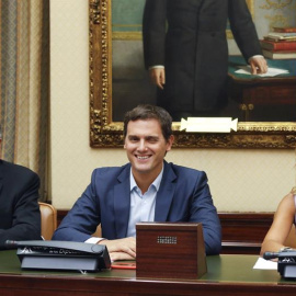 Albert Rivera (c) preside esta tarde la reunión del grupo parlamentario de Ciudadanos, junto al portavoz parlamentario, Juan Carlos Girauta (1i), y la diputada Patricia Reyes, miembro de la Mesa del Congreso (1d). EFE/Kiko Huesca