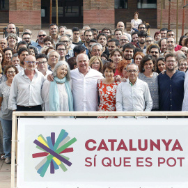 El cabeza de lista de Barcelona para las elecciones del 27S, Lluís Rabell, posan con el resto de candidatos de Catalunya Sí Que Es Pot. EFE