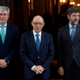 El ministro de Hacienda, Cristóbal Montoro (c), acompañado por acompañado por los secretarios de Estado de Presupuestos y Gastos, Alberto Nadal (d), y de Hacienda, José Enrique Fernández Moya (i), a su llegada al Congreso de los Diputados p
