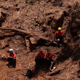 Rescue workers pause during a search and rescue mission after a tailings dam owned by Brazilian mining company Vale SA collapsed, in Brumadinho, Brazil February 2, 2019. REUTERS/Adriano Machado