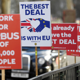 Pancartas contra el brexit en las calles de Londres. REUTERS/Toby Melville