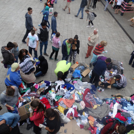 Distribución de ropa a los refugiados en la estación de trenes./ C.T