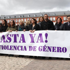 Carmena y Colau, en la plaza Mayor de Madrid. / EFE