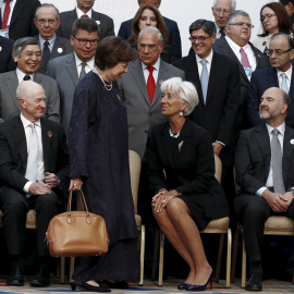 La directora del FMI, Christine Lagarde, conversa con la gobernadora del banco central de Malasia, Zeti Akhtar Aziz, antes de la foto de familia de la reunión de ministros de Finanzas y gobernadores del 2-20, en  Ankara (Turquí). REUTERS/Um