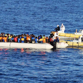 Fotografía facilitada hoy, 30 de agosto de 2016, por la Guardia Costera italiana muestra a varias personas en un barco durante una operación de rescate de 190 inmigrantes por el barco de la Armada Italiana Fiorillo ayer en el mar Mediterrán