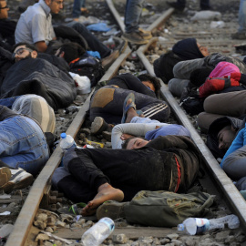 Refugiados y migrantes duermen en las vías del tren cerca de las fronteras de Grecia con Macedonia, cerca del pueblo de Idomeni, 6 de septiembre de 2015. REUTERS / Alexandros Avramidis