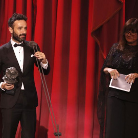 Rodrigo Sorogoyen tras recibir el Goya a "Mejor dirección" por su película "El Reino", durante la gala de entrega de los Premios Goya 2019.- EFE/BALLESTEROS.