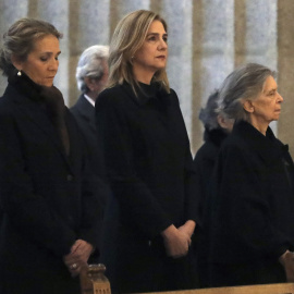 La infanta Cristina, y la Infanta Elena, durante la misa por don Juan de Borbón en el 25 aniversario de su muerte. EFE
