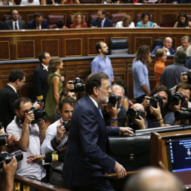 El presidente del Gobierno en funciones, Mariano Rajoy (c), a su llegada al hemiciclo del Congreso de los Diputados esta tarde para la primera jornada del debate de investidura al que se someterá. EFE/Juan Carlos Hidalgo