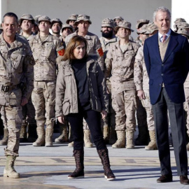 La vicepresidenta Soraya Sáenz y el ministro de Defensa, Pedro Morenés, a su llegada a la base de Herat, en su visita a las tropas españolas en Afganistán, el pasado diciembre. EFE